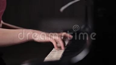 特写一位<strong>弹钢琴</strong>乐器的女孩手<strong>键盘</strong>音乐家.. <strong>钢琴</strong>演奏会